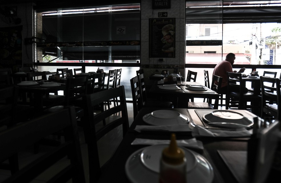 Restaurante sem energia elétrica na Rua Teodoro Sampaio, em Pinheiros, Zona Oeste de São Paulo, em 13/10/2024. — Foto: WERTHER SANTANA/ESTADÃO CONTEÚDO