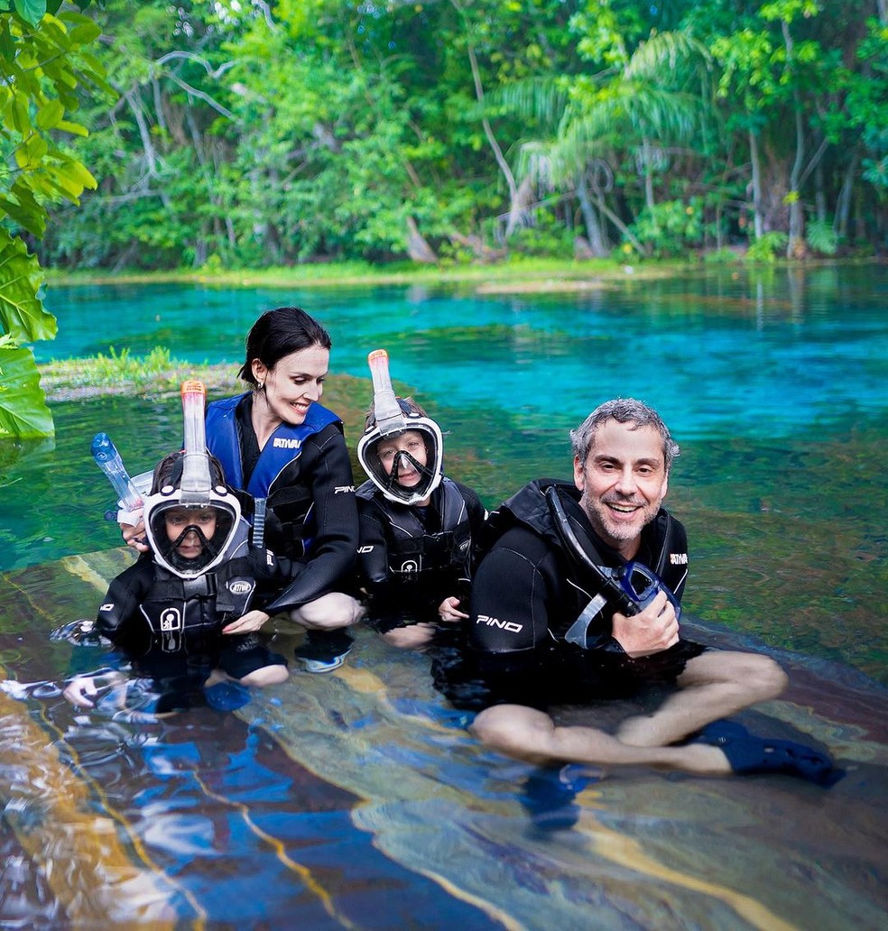 Alexandre Nero com a família em flutuação na nascente do Rio Bonito (MS). — Foto: Reprodução/Instagram