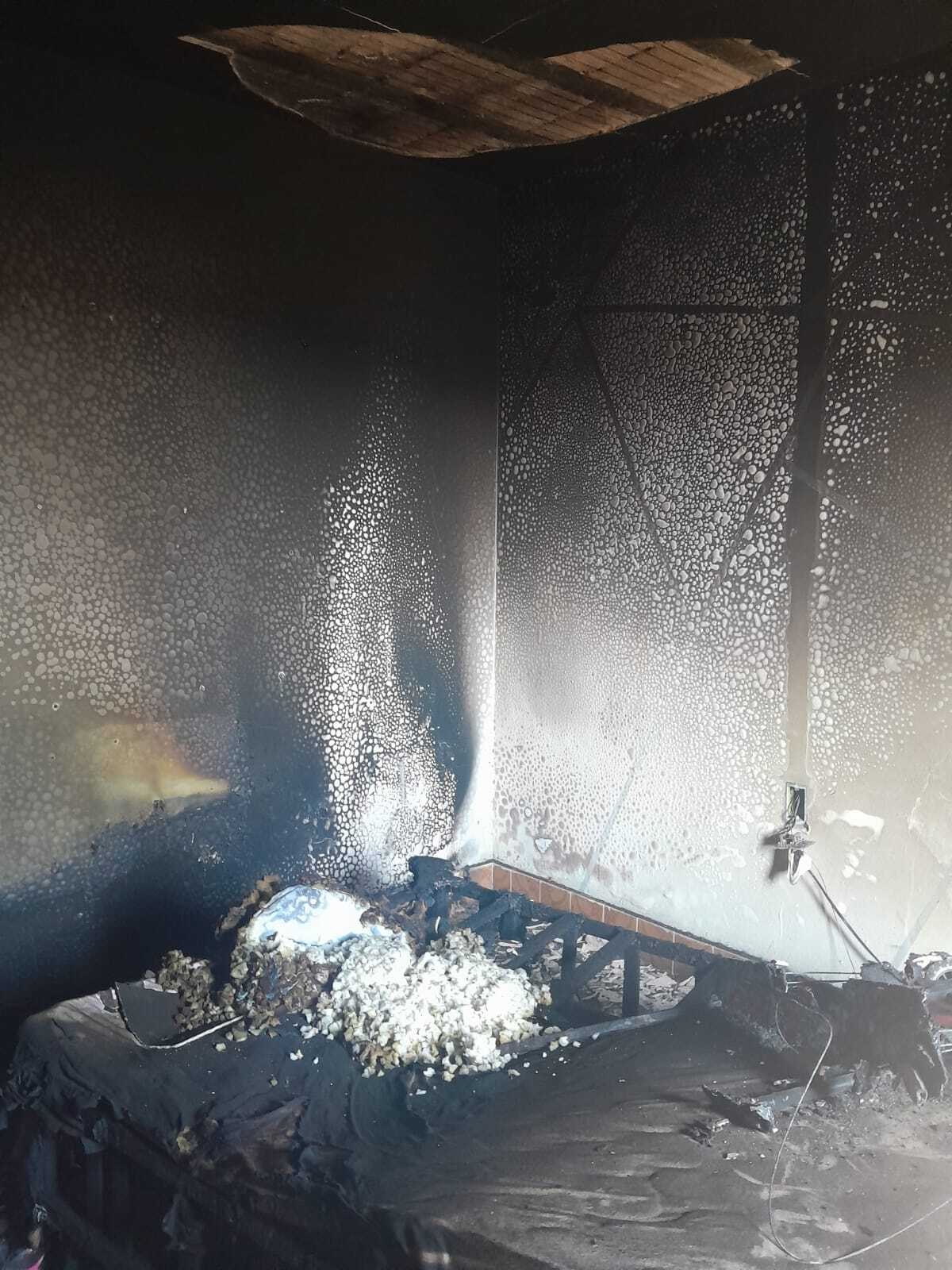 Donos de casa onde incêndio matou mãe e filha em Rio das Pedras são detidos; suspeita é de negligência