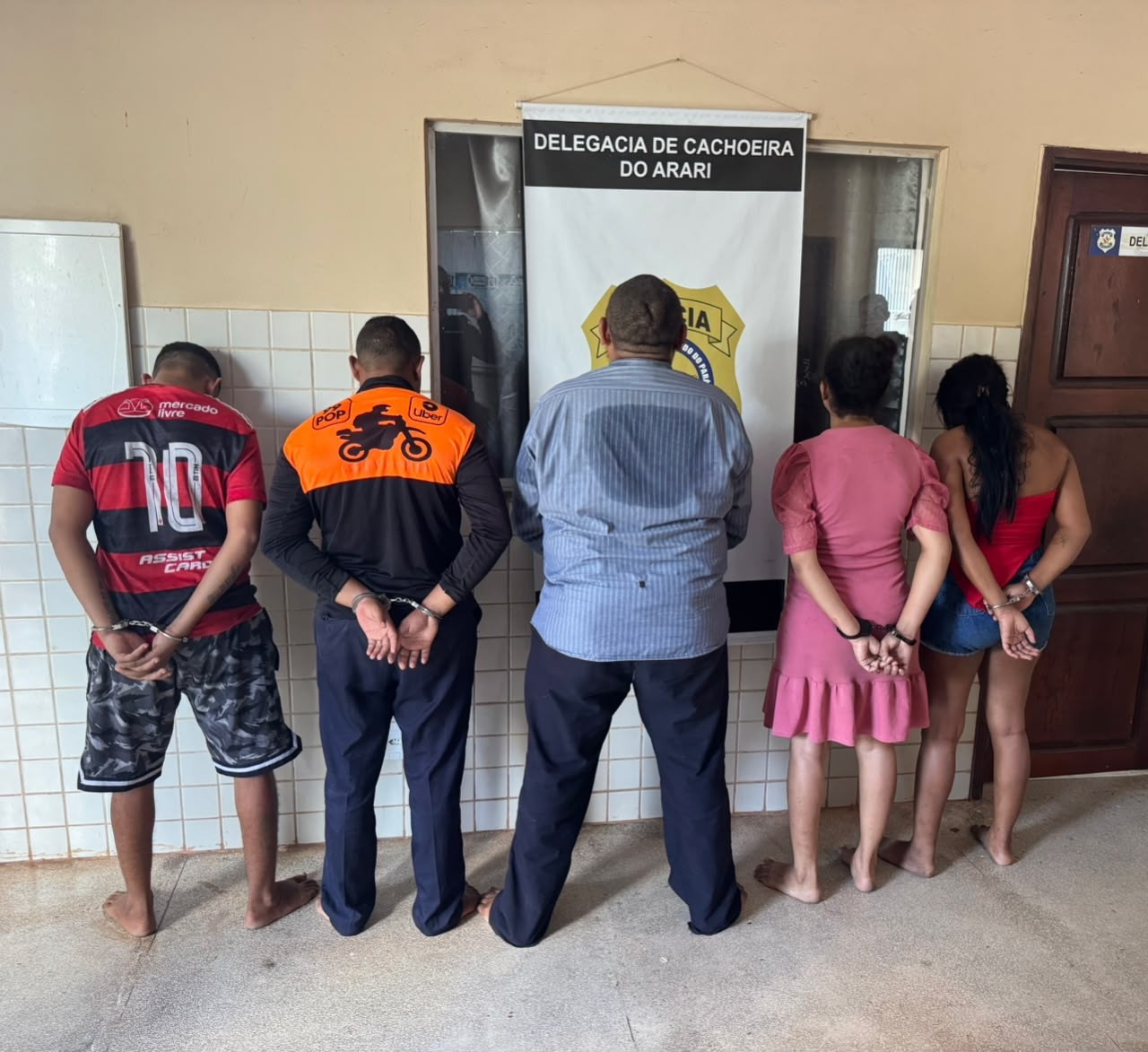 Polícia prende cinco pessoas em casa atrás de igreja usada para preparar drogas para 'delivery' no Marajó