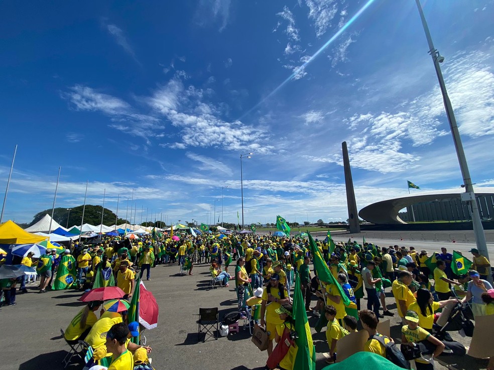 Manifestantes concentrados próximo ao QG do Exército, em Brasília. — Foto: TV Globo/Reprodução