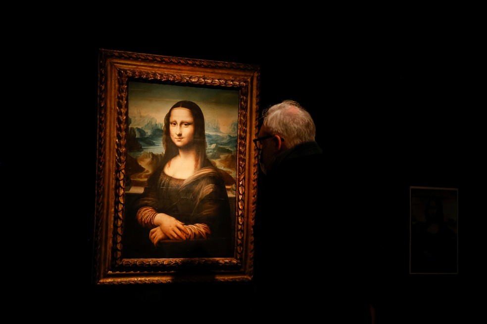 Visitante observa cópia da "Mona Lisa" antes de leilão na Artcurial, em Paris. — Foto: REUTERS/Noemie Olive