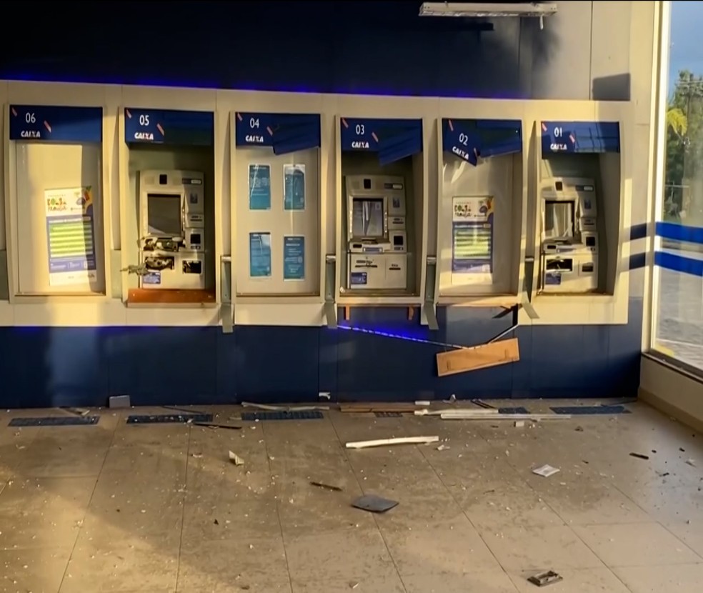 Agência da Caixa é alvo de assaltantes em João Pessoa — Foto: TV Cabo Branco/Reprodução