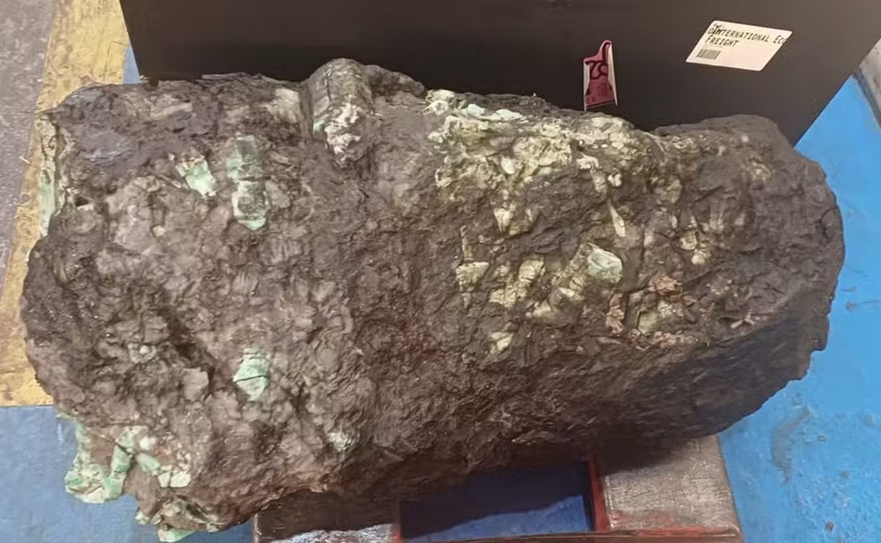 Receita Federal leiloou pedra preciosa de matriz preta com esmeraldas verde encontrada na Bahia — Foto: Divulgação/Receita Federal