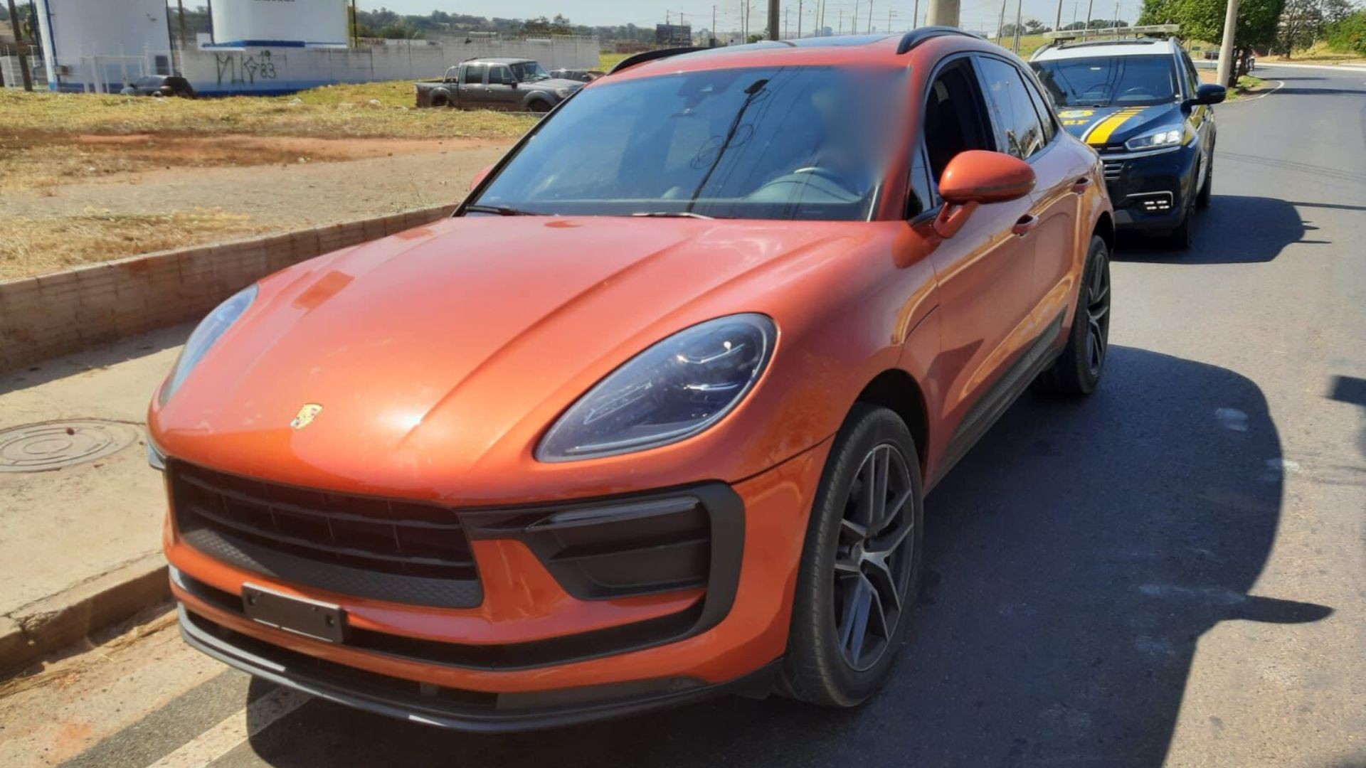 Carro de luxo é apreendido por circular sem placas há mais de 2 anos no interior de SP