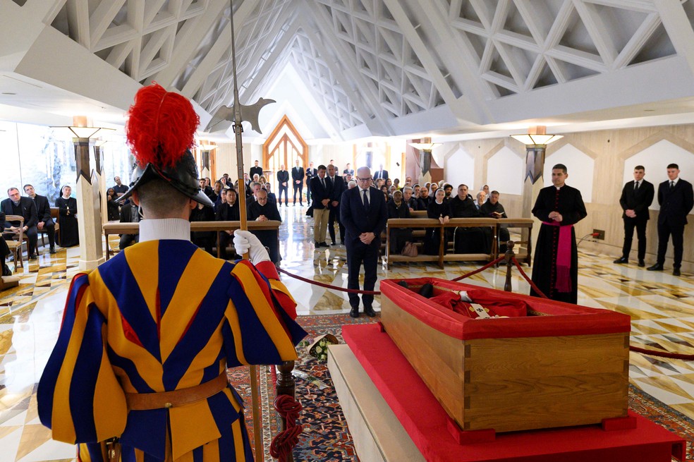 Prefeito de Roma e funcionários do Vaticano prestam homenagem ao papa Francisco na capela da Casa Santa Marta, em 22 de abril de 2025 — Foto: Vatican Media/Simone Risoluti via REUTERS