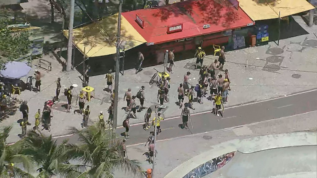 Torcedores do Peñarol com pedaços de pau na região da Praça do Pontal — Foto: Reprodução/ TV Globo