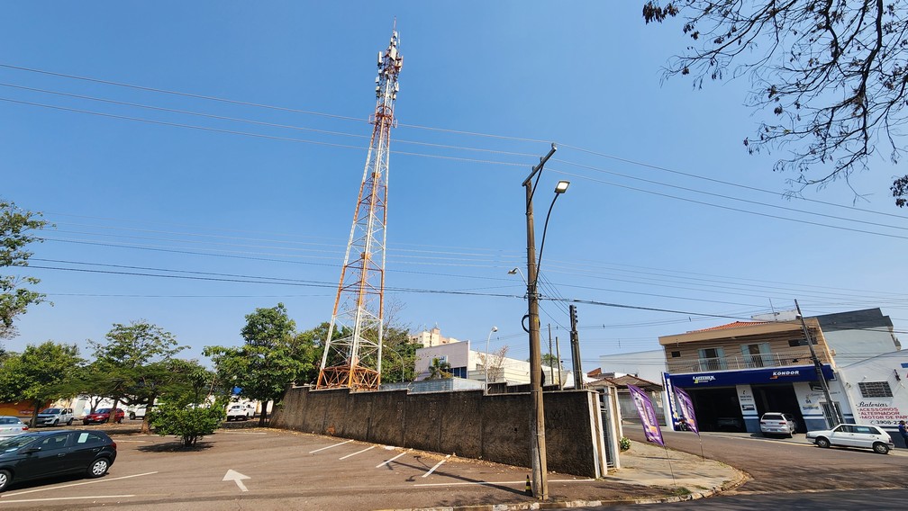 Torre com antenas de internet na Avenida 11 de Maio, em Presidente Prudente (SP) — Foto: Leonardo Bosisio/g1