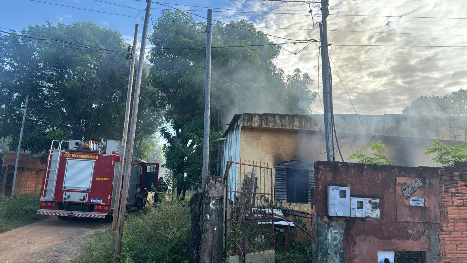 Corpo de Bombeiros é chamado para atender ocorrência de incêndio no bairro Santo Inácio, em Montes Claros