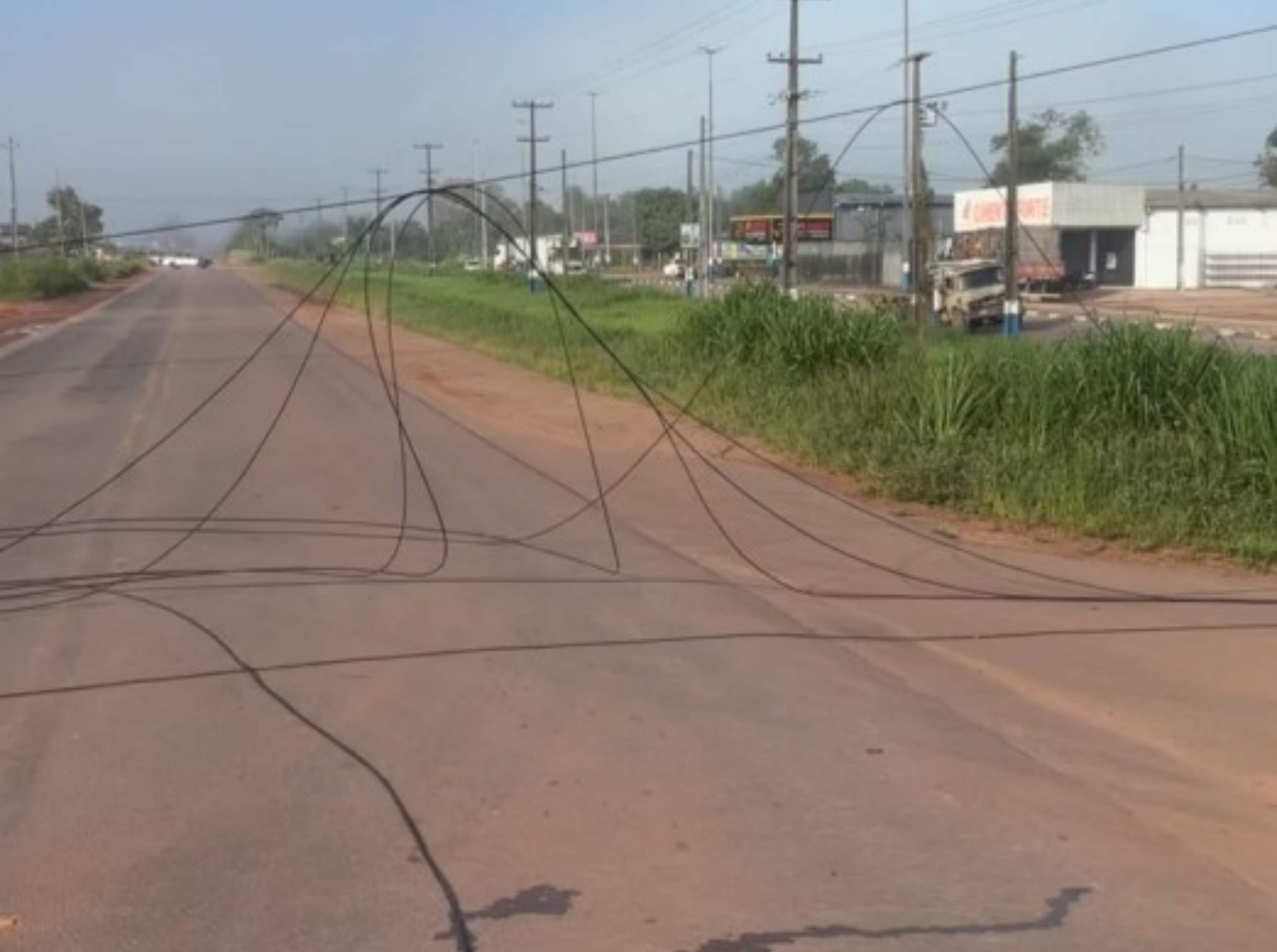Mulher fica ferida após caminhão derrubar poste e fios interditarem trecho da BR-174 em Rorainópolis