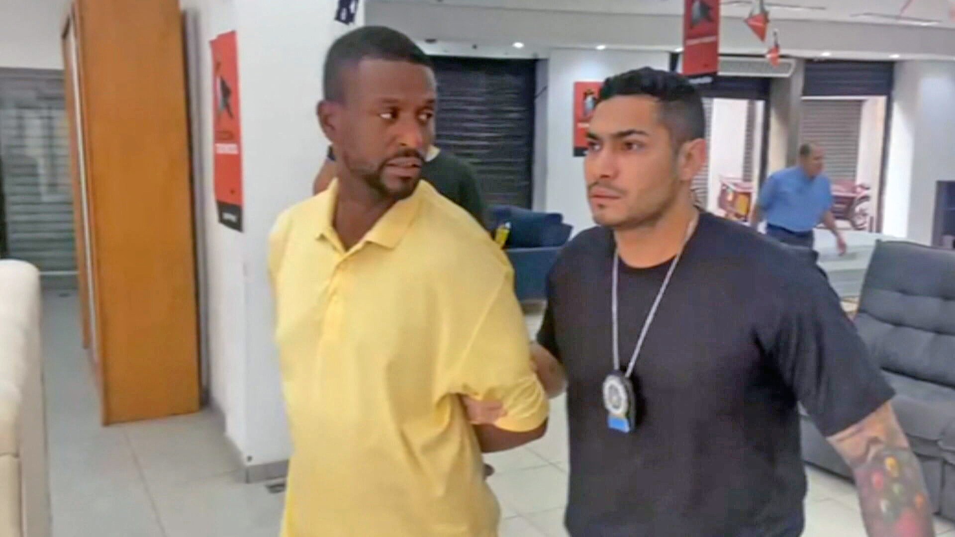 ‘Golpe do vendedor’: homem é preso dentro de loja após se passar por funcionário