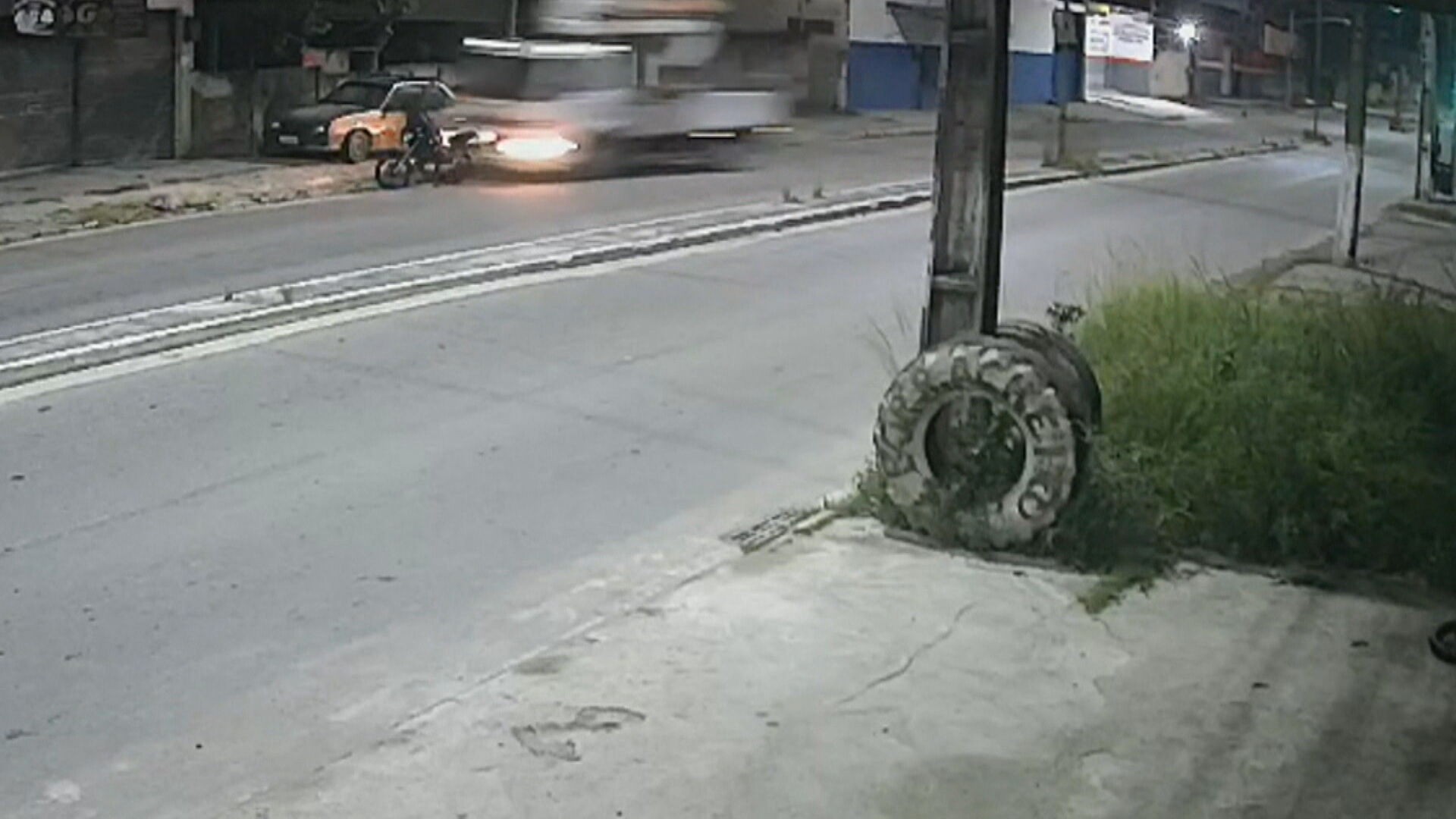 Caminhão a serviço da Enel atropela e mata motociclista em Duque de Caxias; VÍDEO