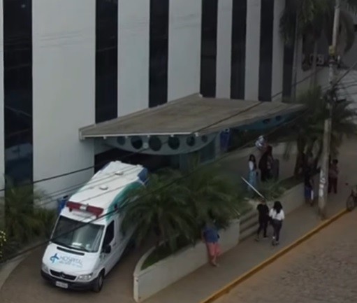 Teto de farmácia do centro cirúrgico do Hospital São José do Avaí, em Itaperuna, desaba e atinge funcionários