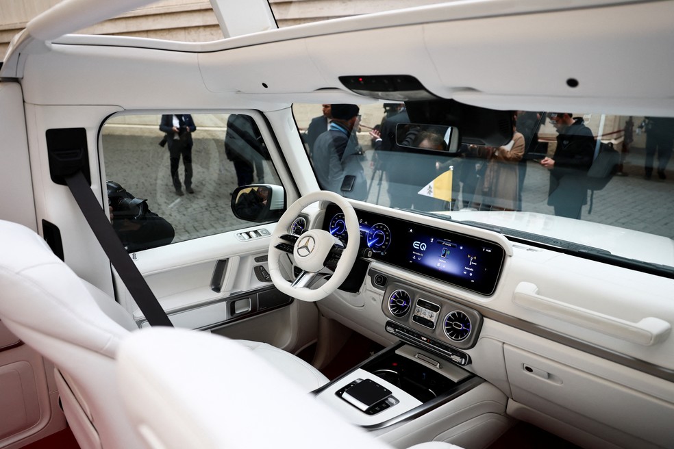 Interior do novo 'papamóvel'. — Foto: Reuters