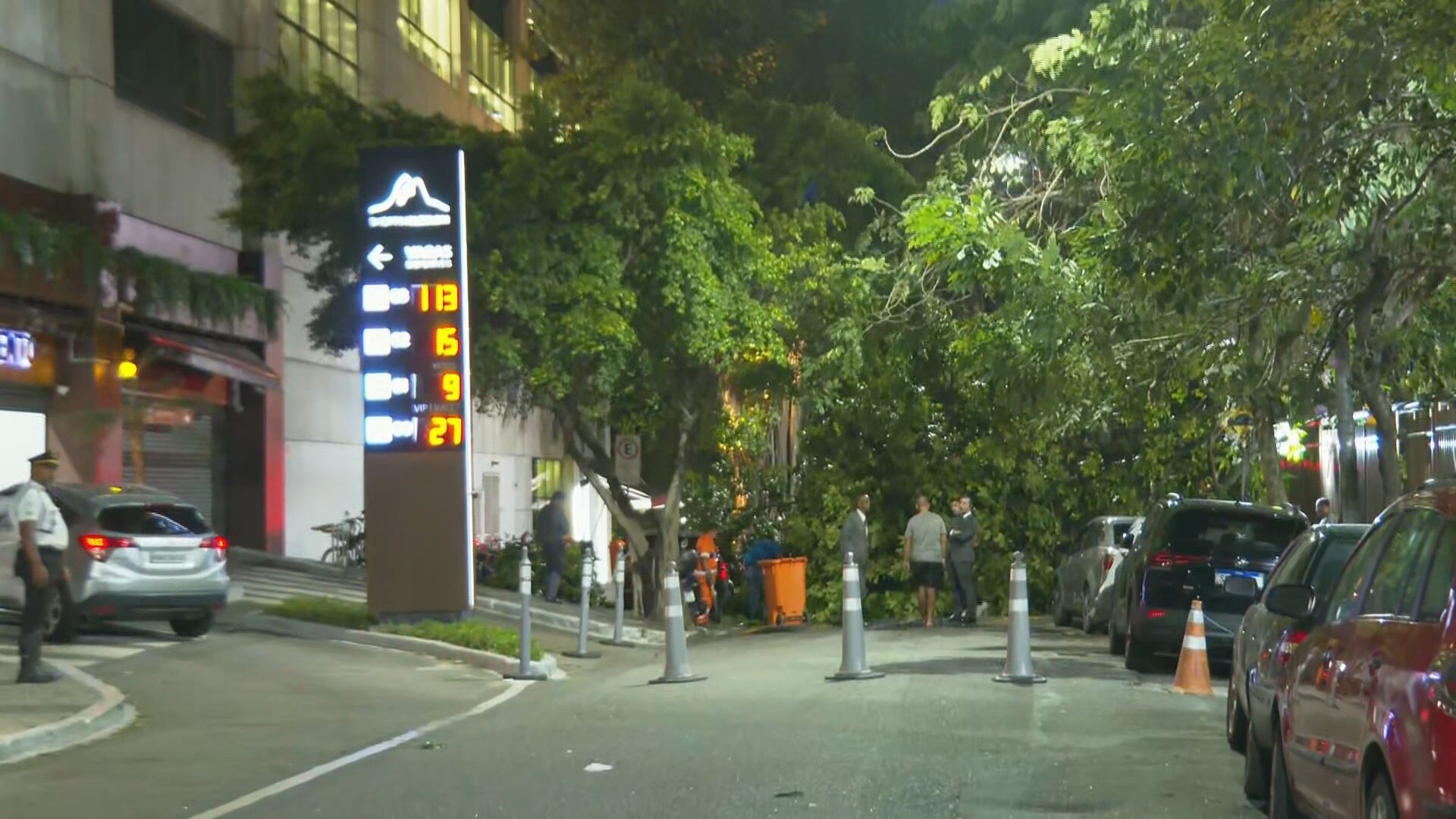 Ventania derruba árvore e rua é interditada no Leblon