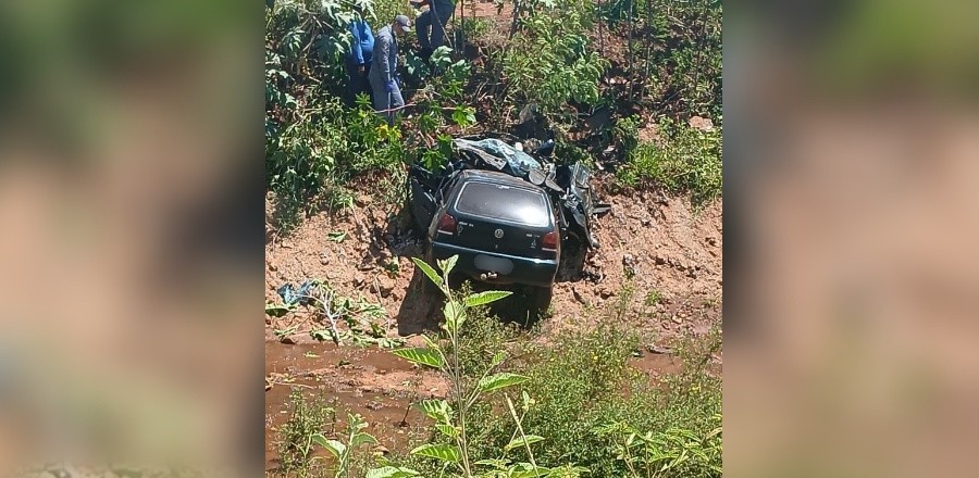 Motorista morre após bater carro, cair em ribanceira e ficar preso às ferragens em rodovia de Ilha Solteira