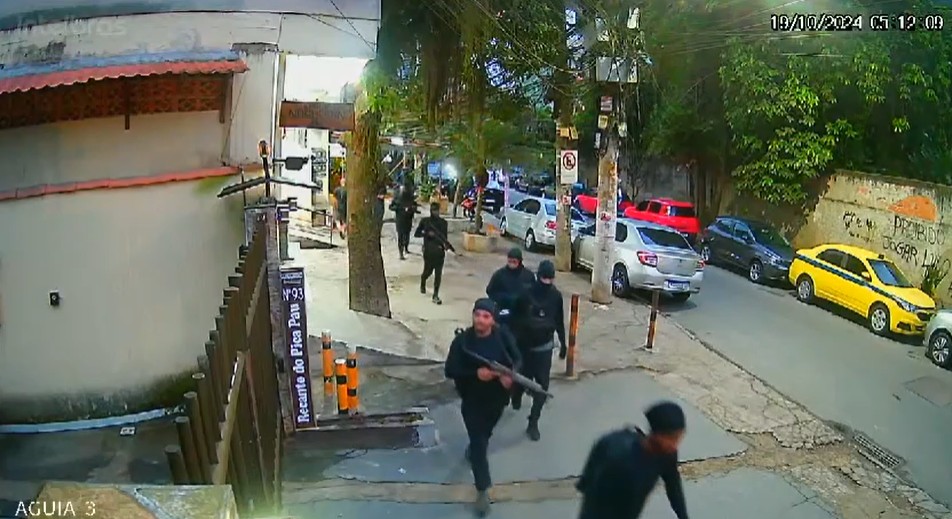 VÍDEO: dezenas de milicianos armados com fuzis e pistolas tentam invadir a Muzema, na Zona Oeste do Rio