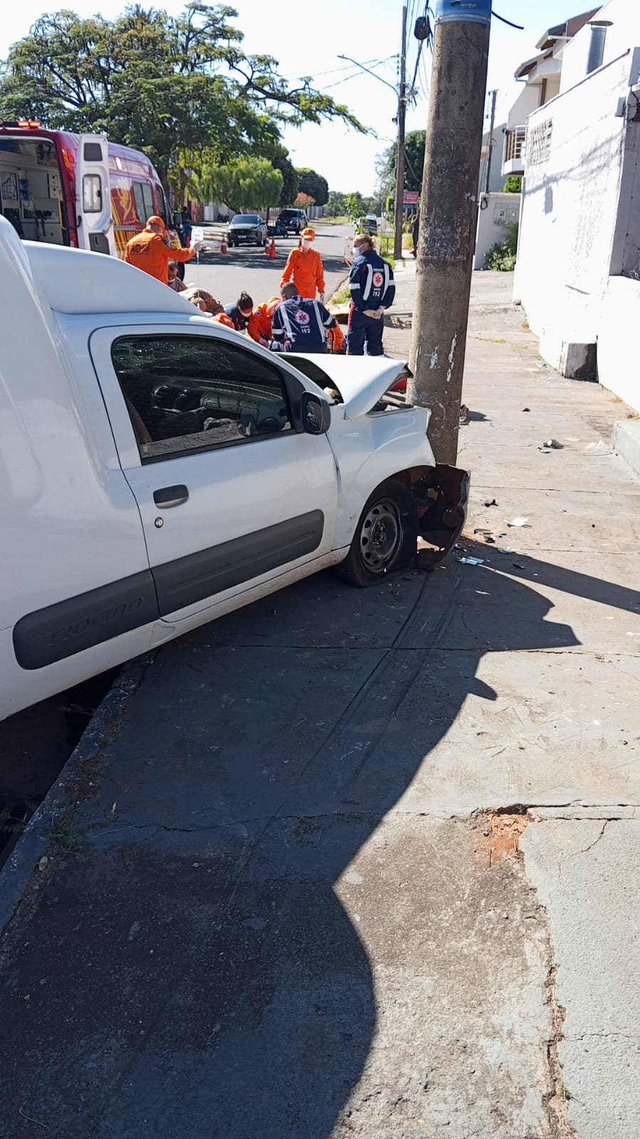 Acidente entre moto e carro deixa duas pessoas em estado gravíssimo em Campo Grande; vídeo