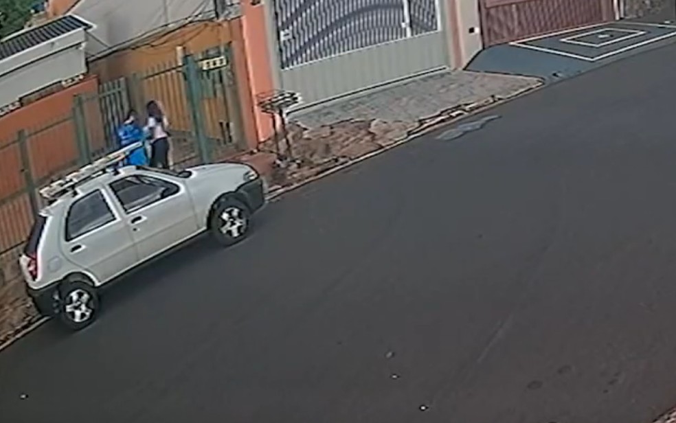 Imagens de câmera de segurança mostram jovens na porta de casa antes de homem passar mal após tomar açaí em Ribeirão Preto, SP — Foto: Reprodução/Câmera de segurança