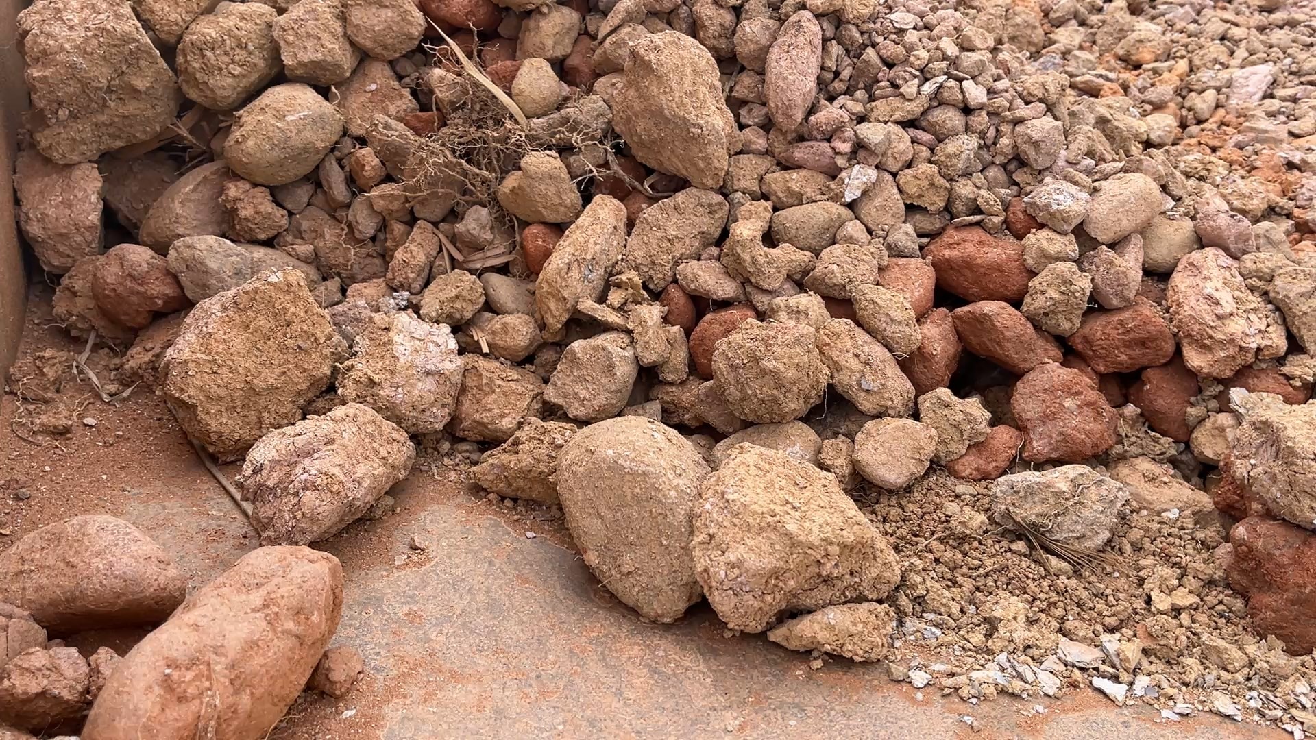 A presença de cascalhos grandes e agrupados são um dos indicativos da presença de diamantes