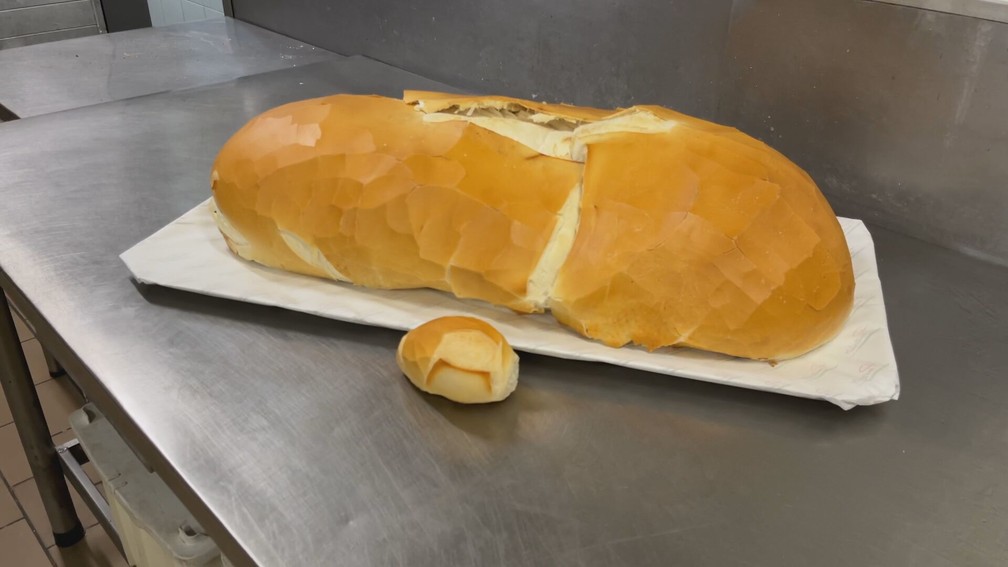 Pão gigante de cinco quilos assado em SP — Foto: Paola Patriarca/g1