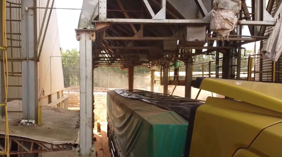 Carregamento de soja em caminhão em MT para ser transportado até o porto — Foto: TVCA/Reprodução