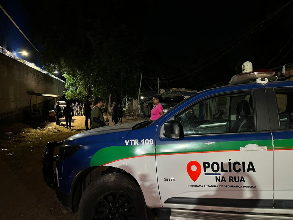 Cemitério clandestino fica dentro de Boa Vista, atrás de um supermercado — Foto: Raquel Maia/Rede Amazônica