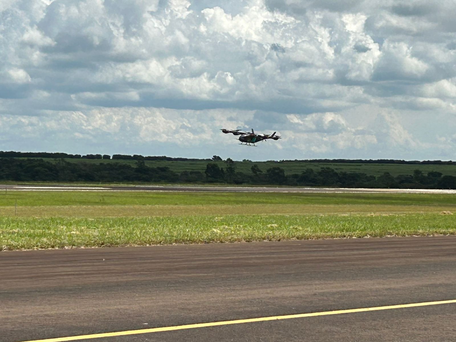 Embraer faz voo de demonstração de 'carro voador' em evento de apresentação do Grippen
