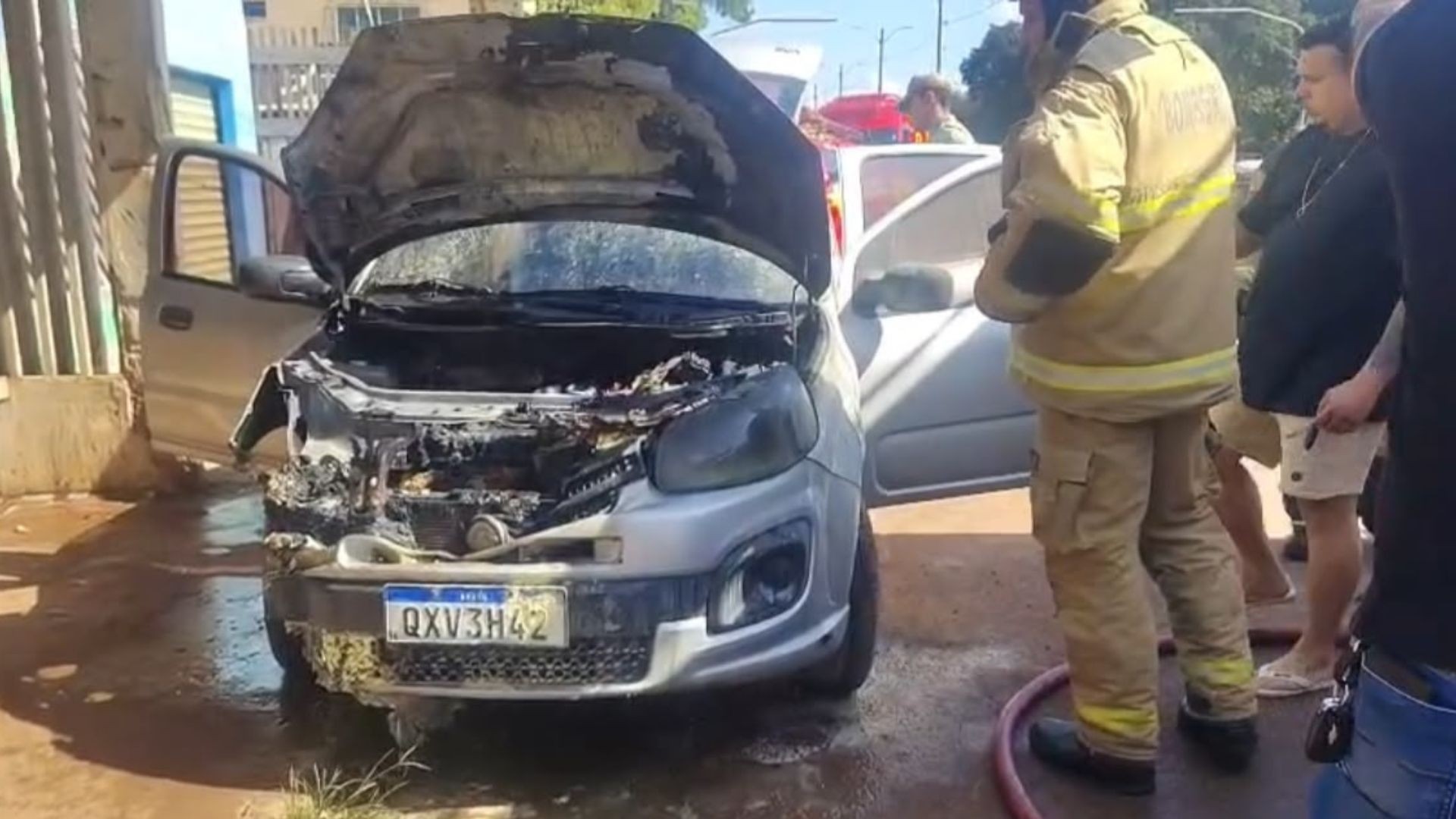VÍDEO: carro pega fogo em rodovia do Amapá; ninguém se feriu
