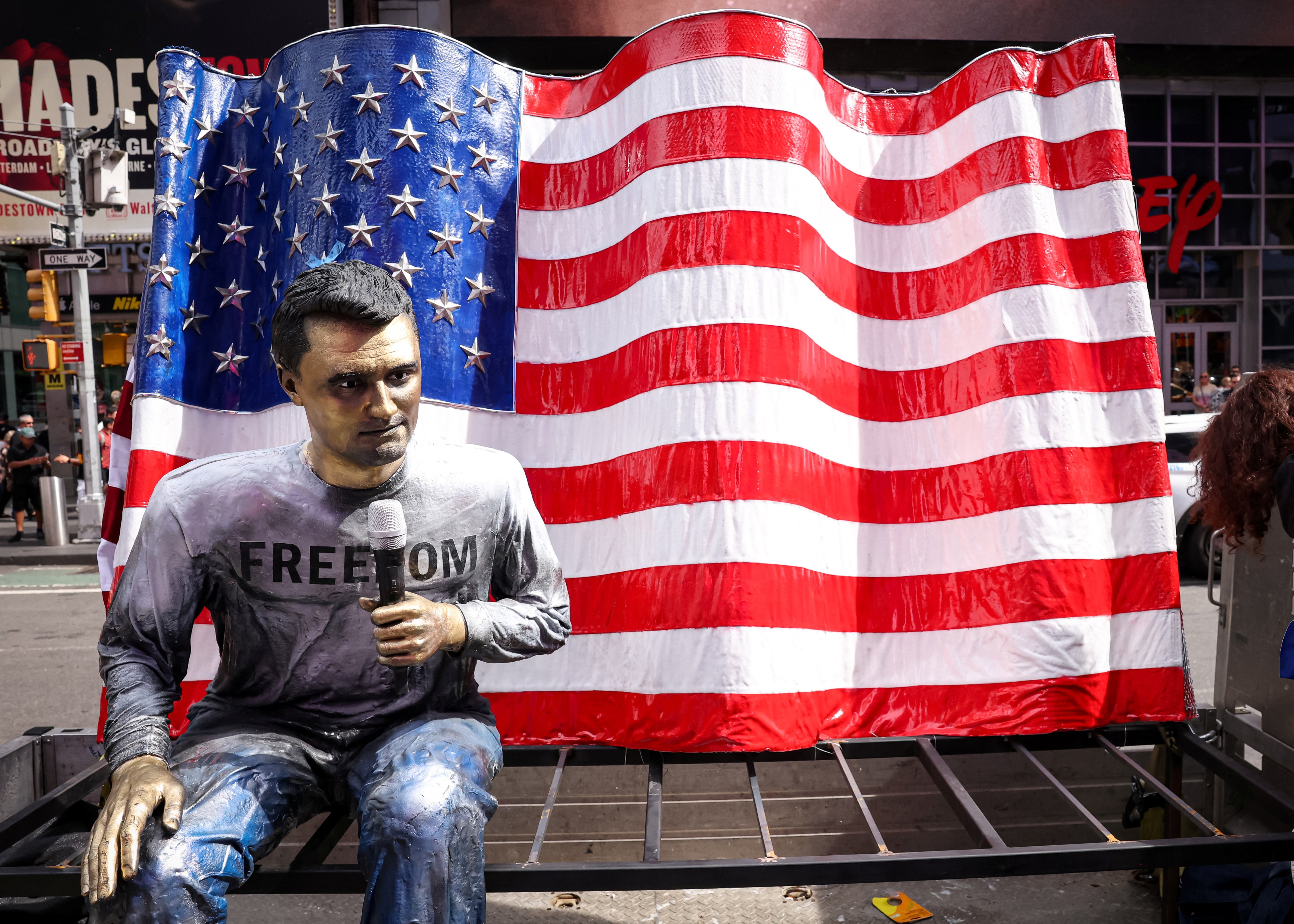 VÍDEO: estátua de Charlie Kirk é revelada na Times Square no aniversário de sua morte; artista gastou R$ 500 mil do próprio bolso