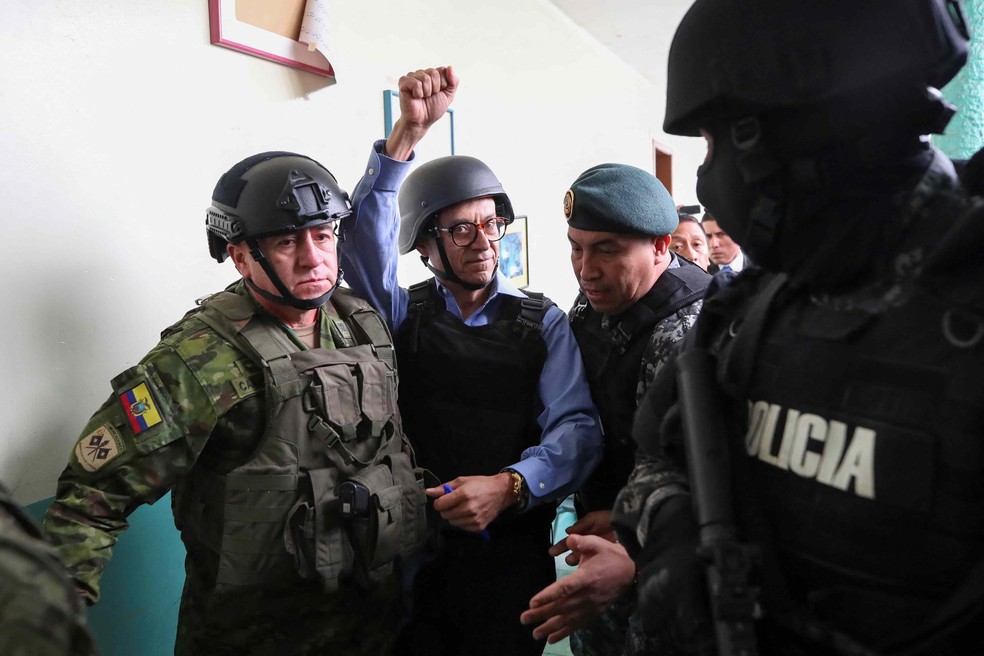 Christian Zurita, candidato presidencial equatoriano, sai de seção após votar a eleição presidencial, em Quito, no Equador — Foto: Henry Romero/Reuters