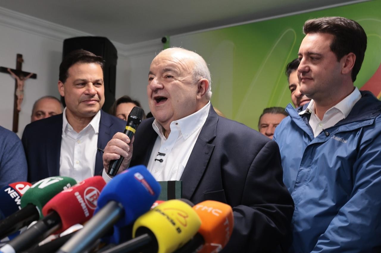 Rafael Greca abre mão de pré-candidatura ao governo do Paraná e será vice na chapa de Sandro Alex