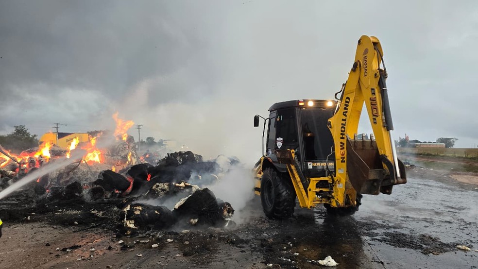Máquina usada no combate ao incêndio em frente à carreta, que está pegando fogo — Foto: Reprodução