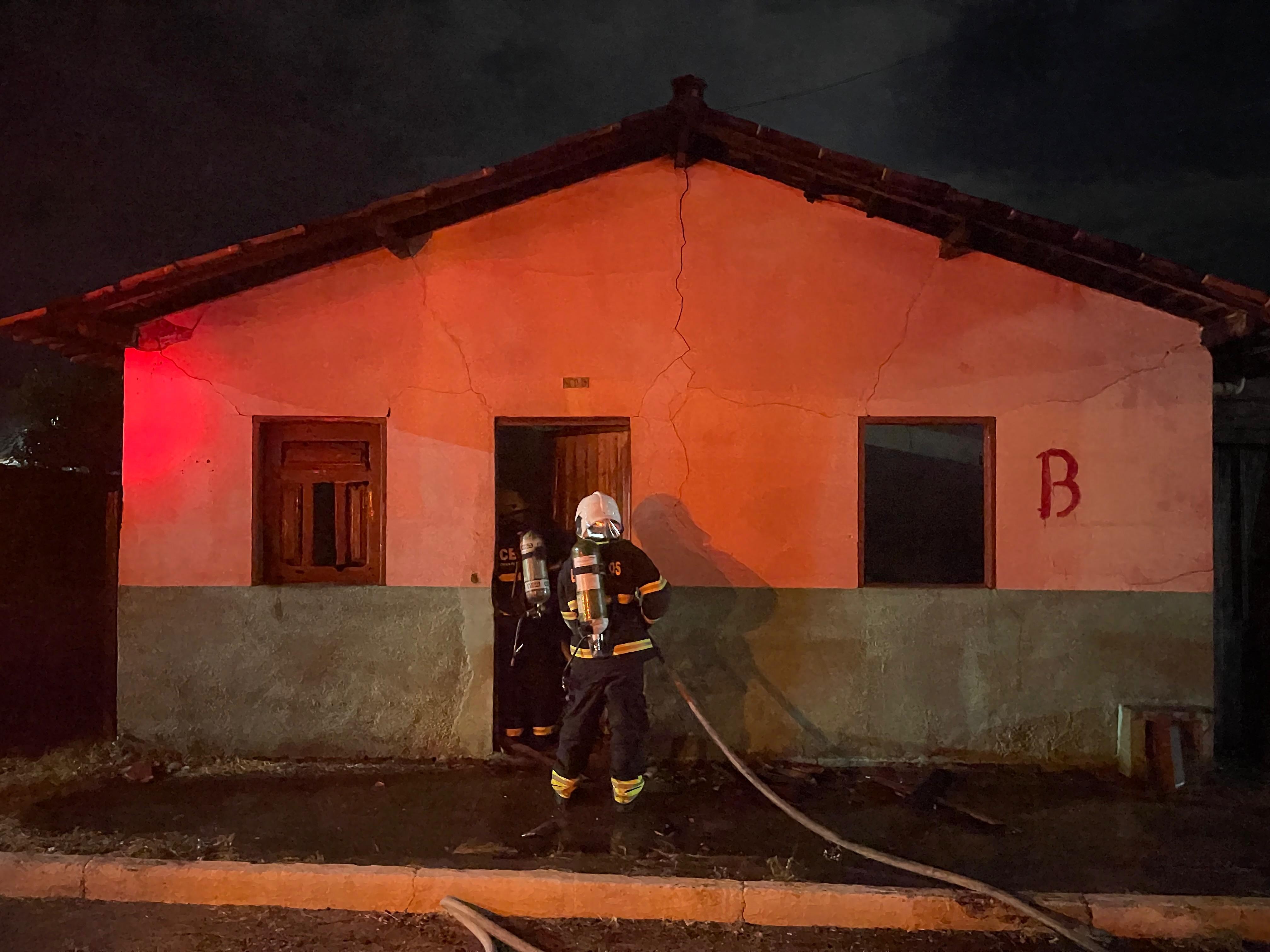 Corpo é encontrado carbonizado embaixo de entulhos após incêndio em casa