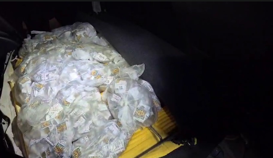 Quatro pessoas são presas com mais de 2 mil cápsulas de cocaína na RJ-127, em Paulo de Frotin