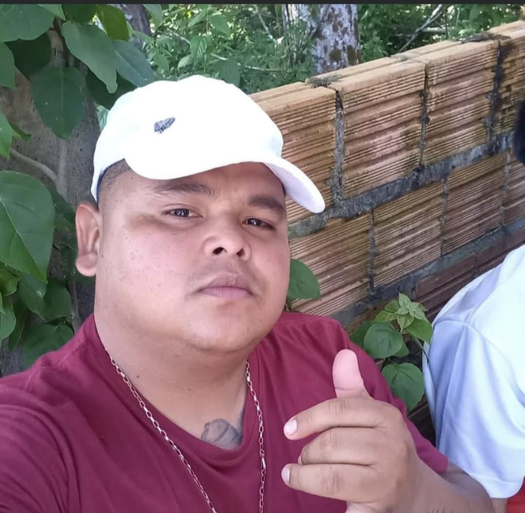 Motociclista morre após avançar o sinal vermelho e colidir com carro no interior do AM; VÍDEO