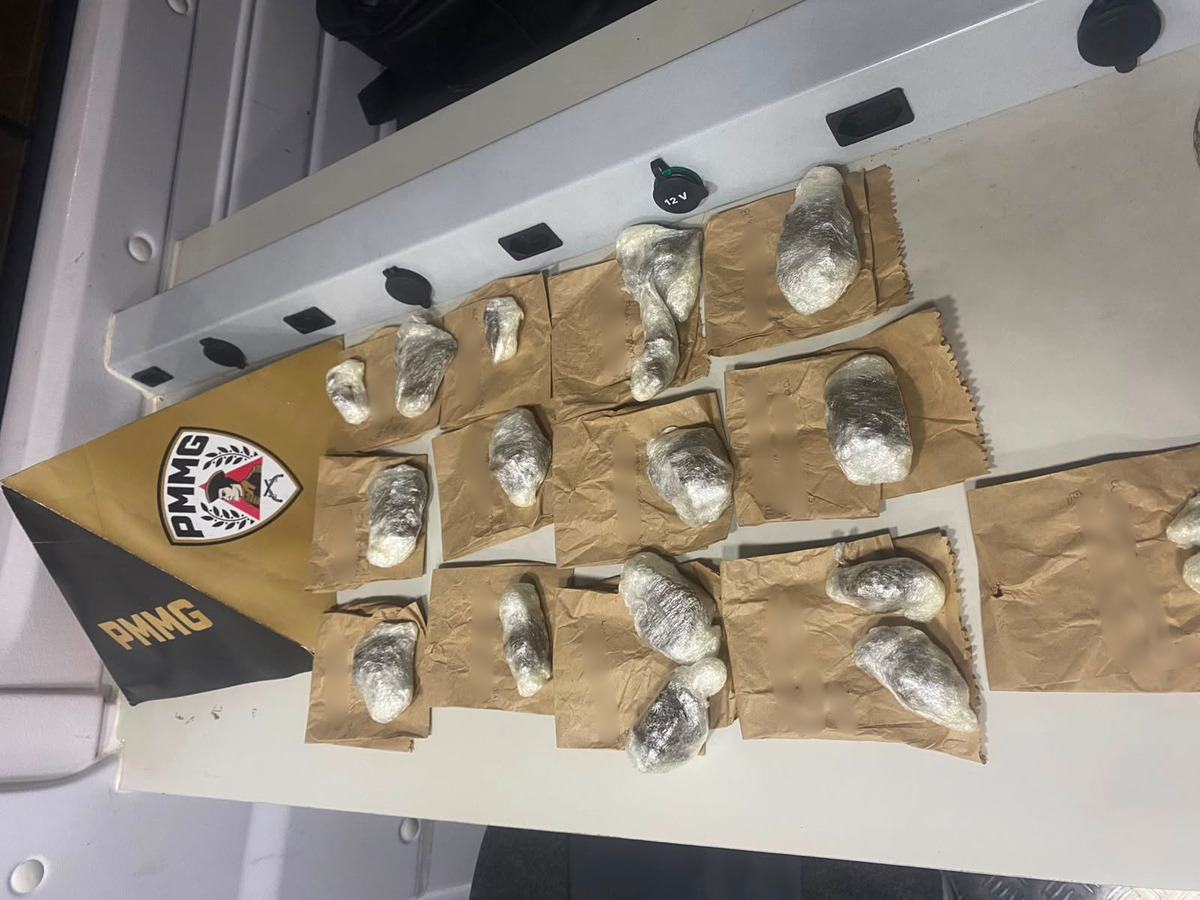 Estudante suspeito de fazer delivery de drogas é preso ao tentar fugir de blitz e jogar moto contra policiais