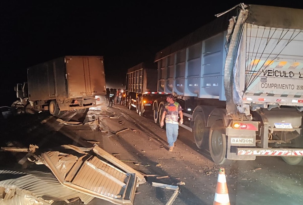 Veículos envolvidos em acidente na rodovia MT-130, entre Primavera do Leste e Paranatinga — Foto: Reprodução
