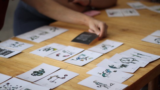 Jogo de cartas convida público a experimentar movimentos na Bienal - Foto: (Tati Mayumi)