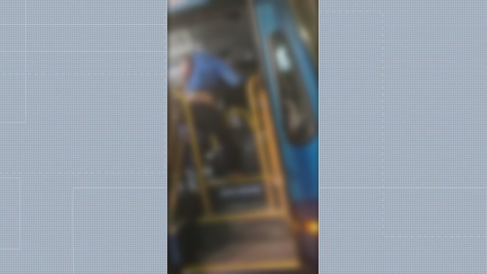 Motoristas brigam no meio da rua após batida entre carro e ônibus em BH; VÍDEO