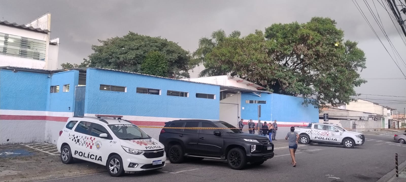 Ex-aluno invade escola e fere professora com faca em Suzano