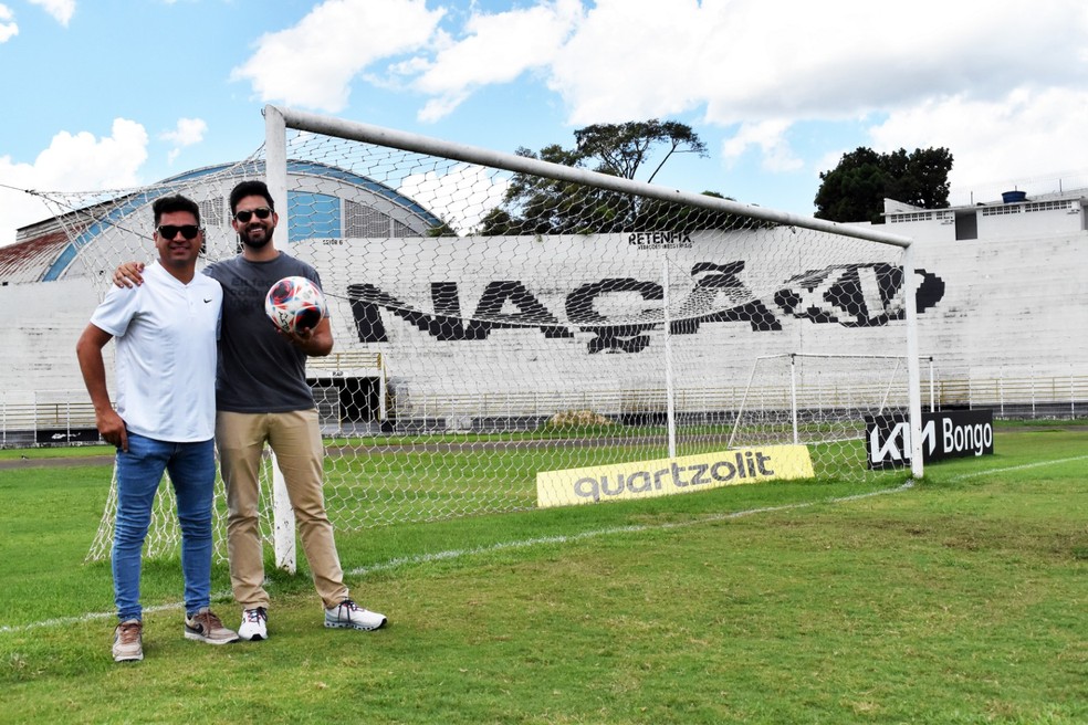 Jogador De Futebol Da High School Em Ação Durante Um Jogo No Sul