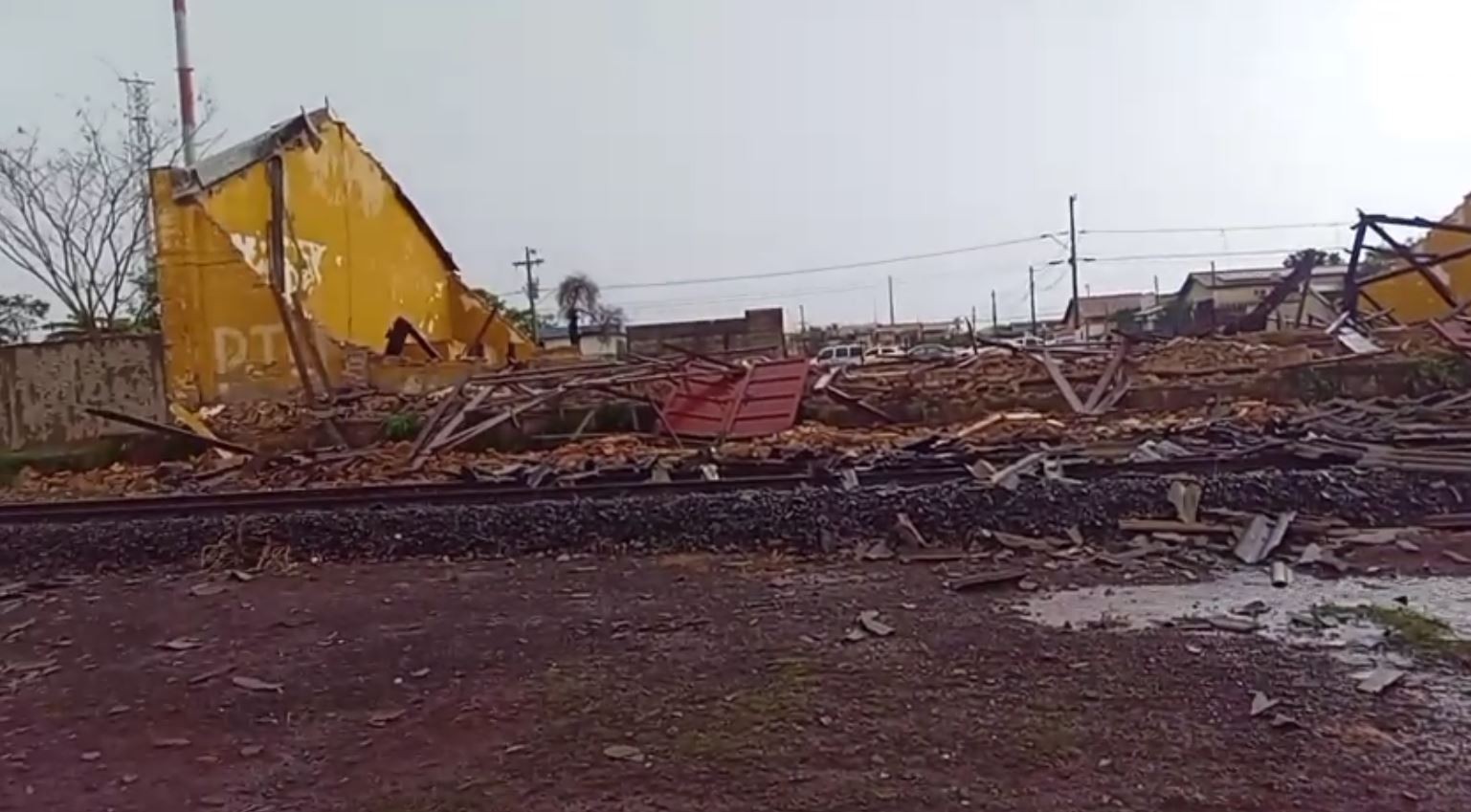 Temporal derruba barracão, causa alagamentos e queda de energia em Barrinha, SP