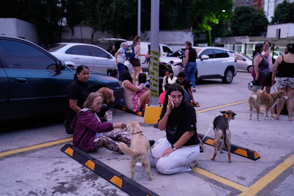 Pessoas permanecem fora de suas casas ap&oacute;s um terremoto em Caracas, Venezuela, quarta-feira, 24 de junho de 2026. &mdash; Foto: AP Foto/Ariana Cubillos