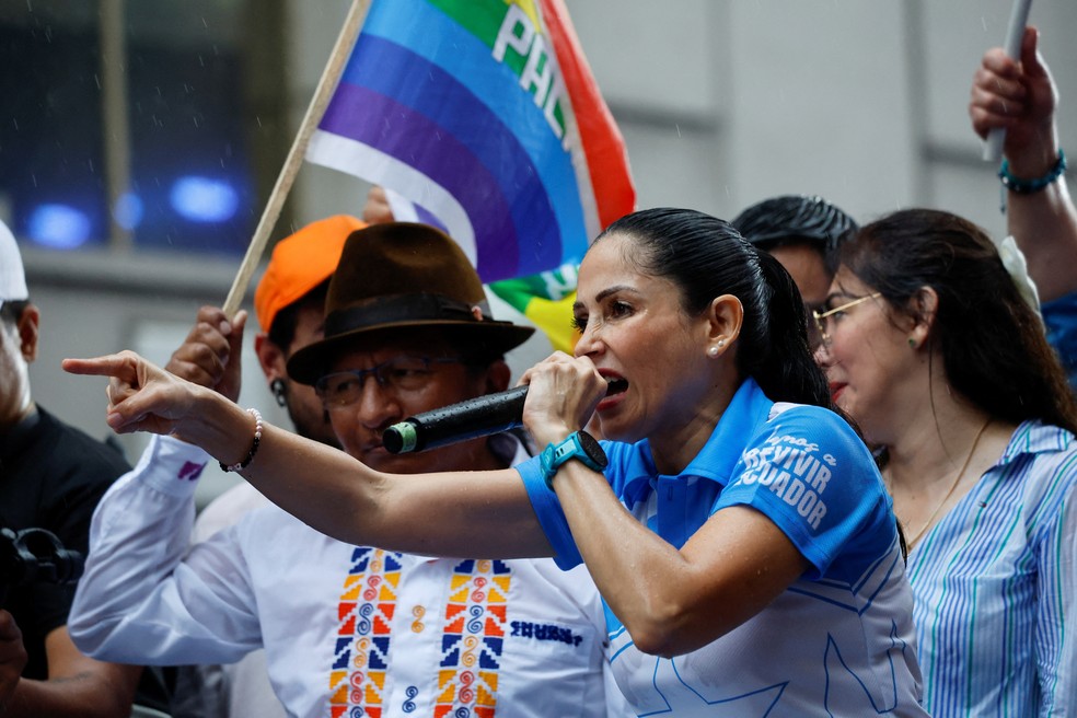 Luisa González durante comício na sexta em Quito, no Equador — Foto: Daniel Becerril/Reuters