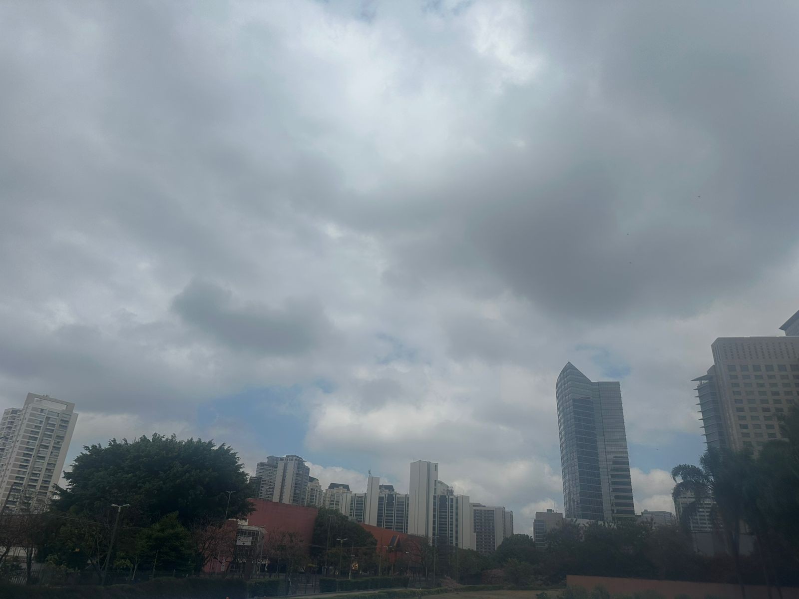 São Paulo deve ter sábado nublado com temperatura mínima de 13 °C e máxima de 22 °C, diz Inmet