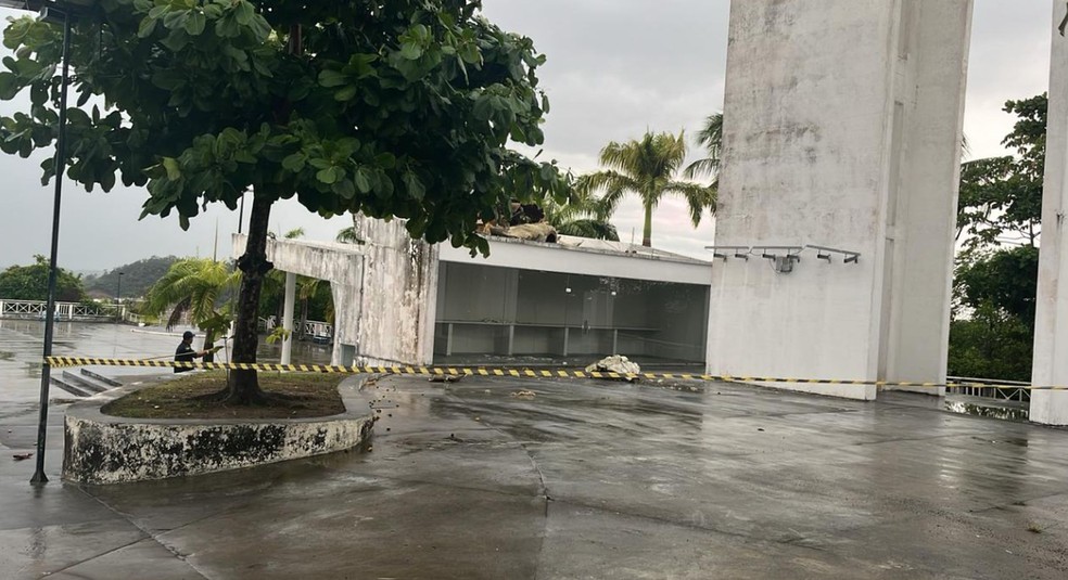 Local onde estatua caiu foi isolado em Carm�polis � Foto: Defesa Civil
