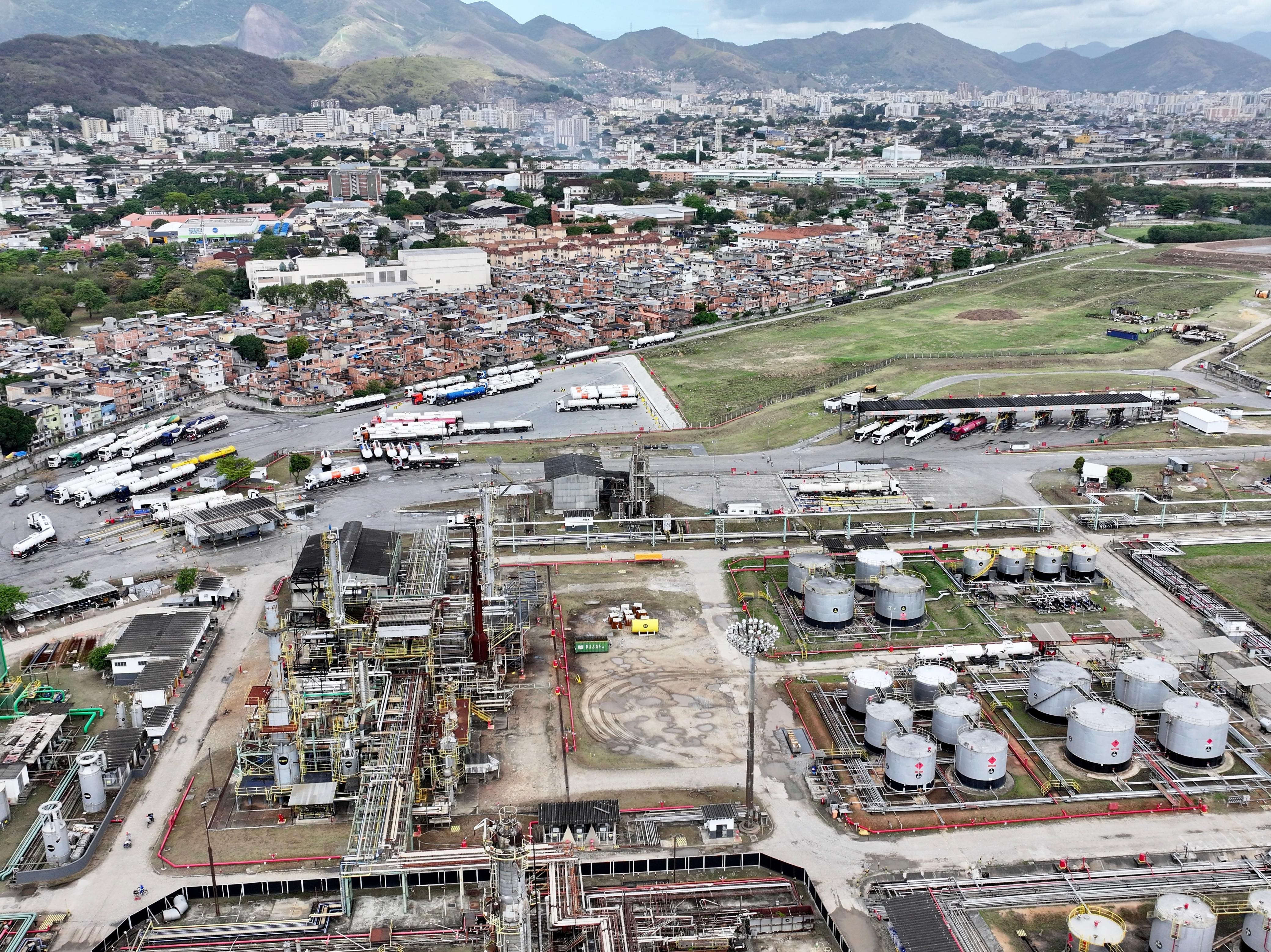 Refinaria que não refina? Entenda as suspeitas que levaram à interdição da Refit no Rio