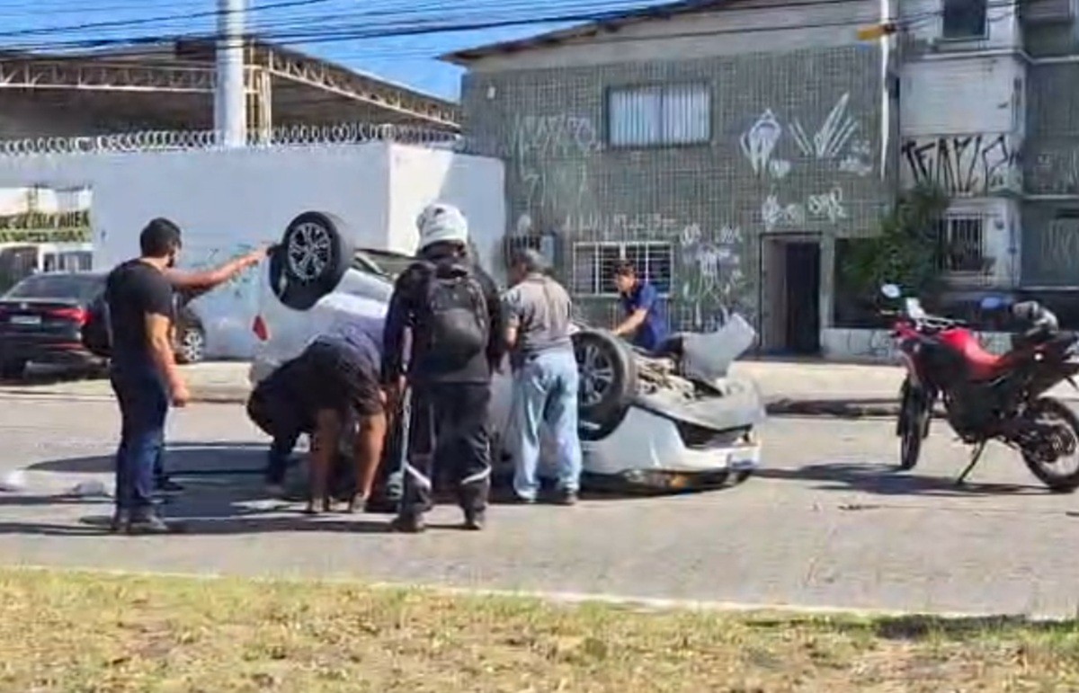 Carro capota em avenida e motorista fica ferida no Recife; VÍDEO