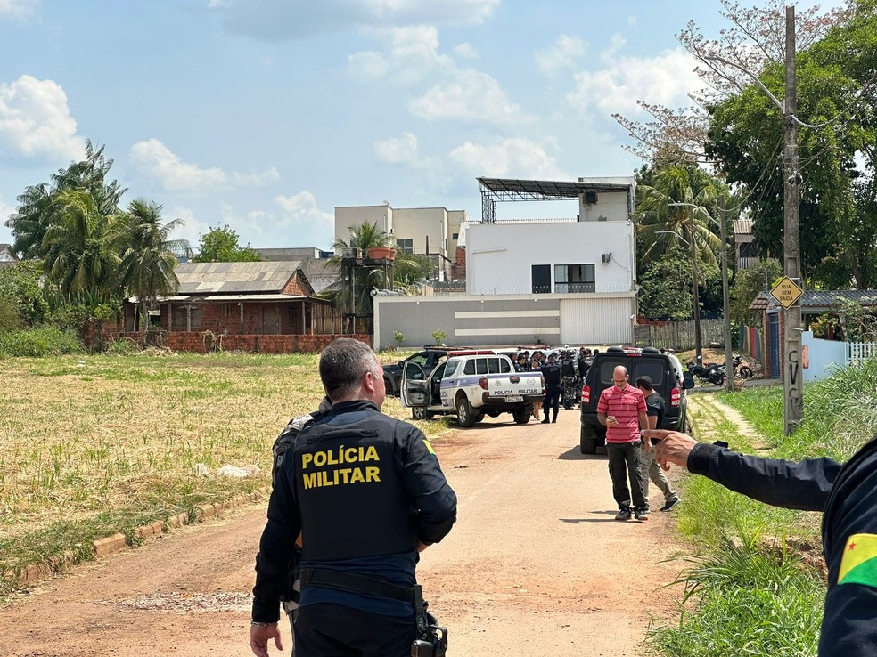 Polícia Militar cercou área próxima à ocorrência no Conjunto Nova Esperança — Foto: Andryo Amaral/Rede Amazônica Acre